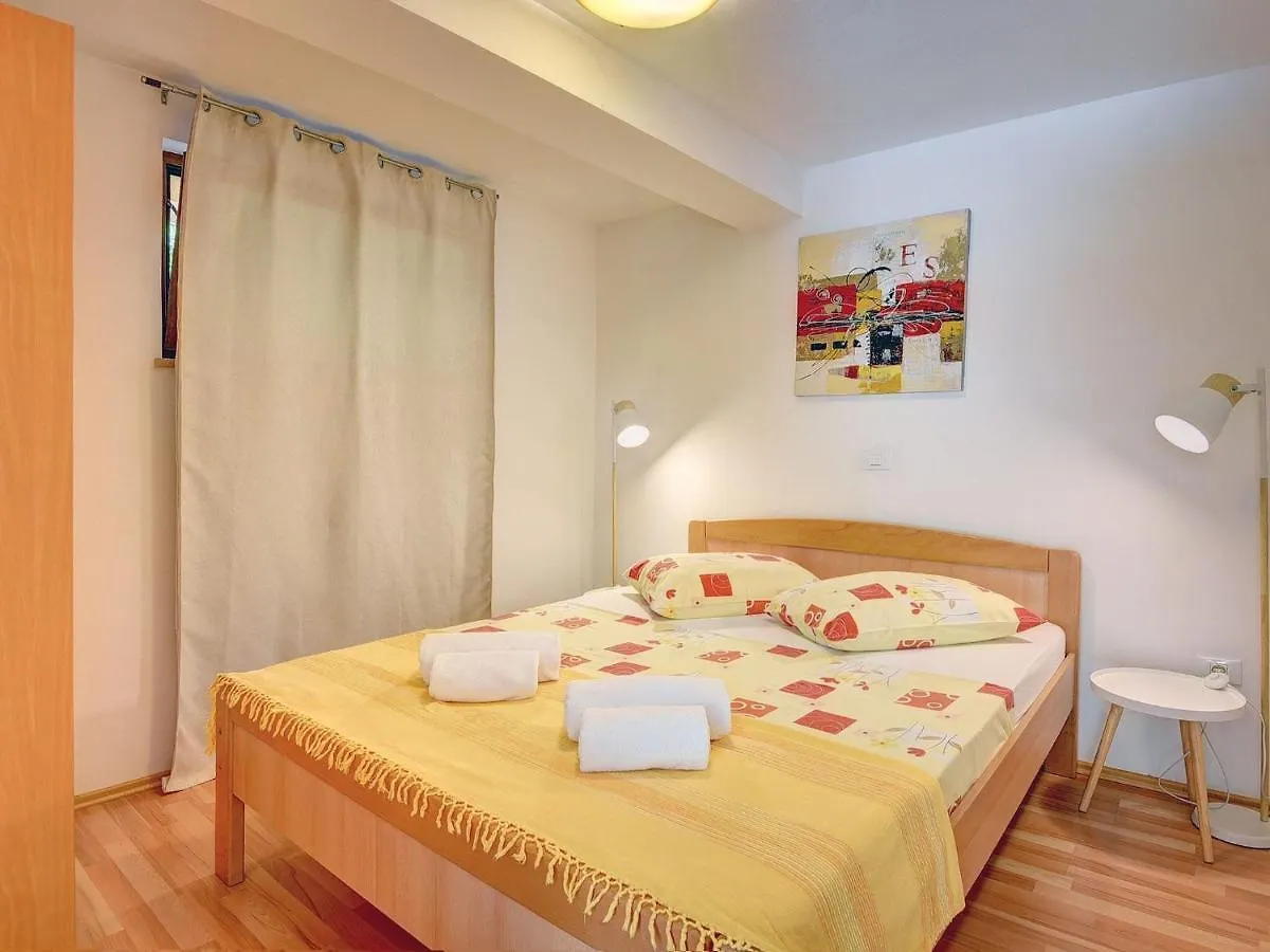 Apartment Spacious Home With Private Terrace And Garden Pula