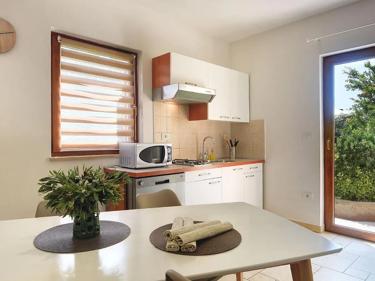 Spacious Home With Private Terrace And Garden Pula