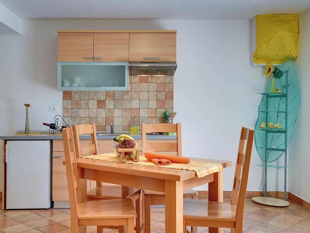 Apartment Spacious Home With Private Terrace And Garden Pula