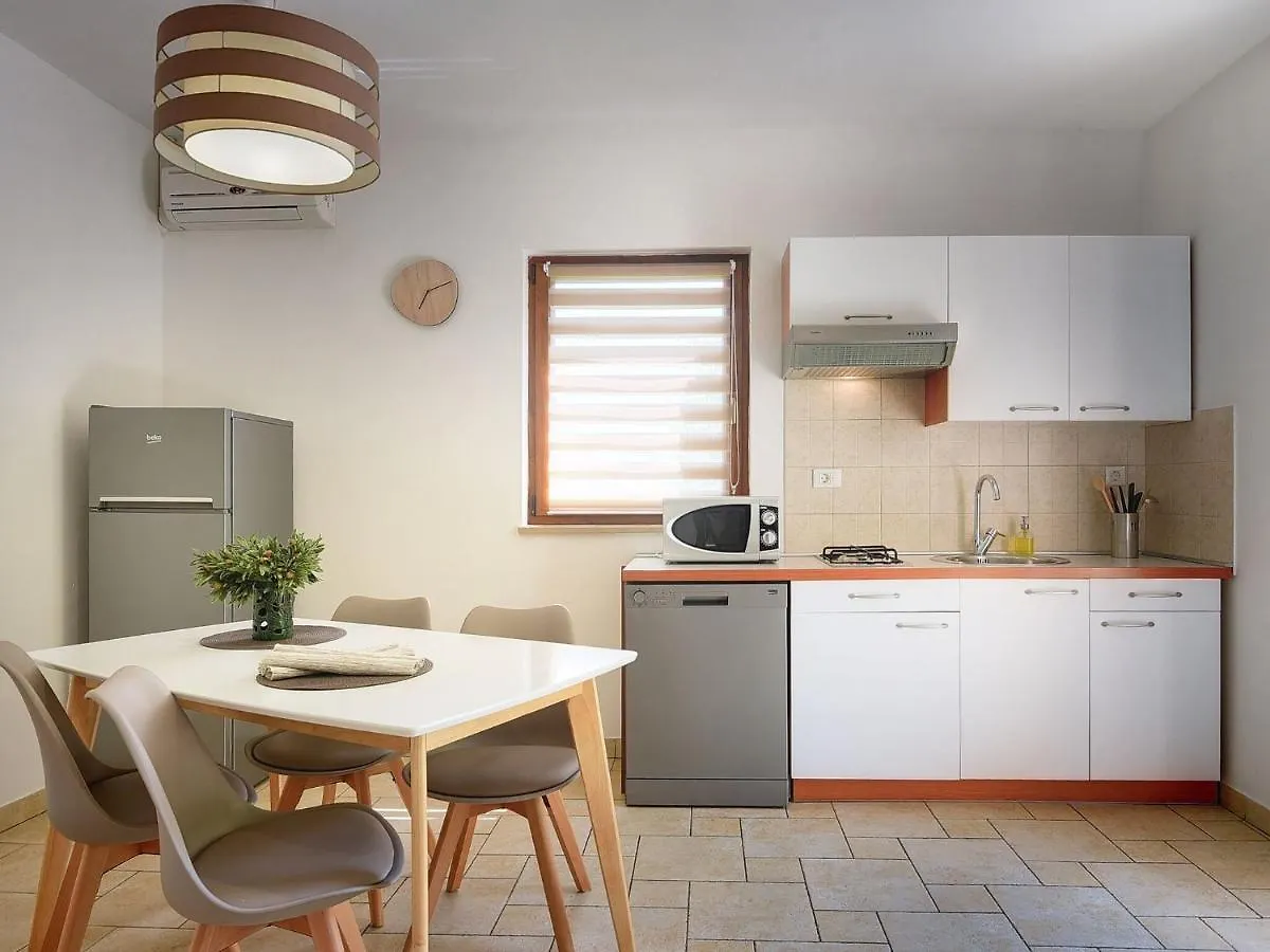 Spacious Home With Private Terrace And Garden Pula Apartment