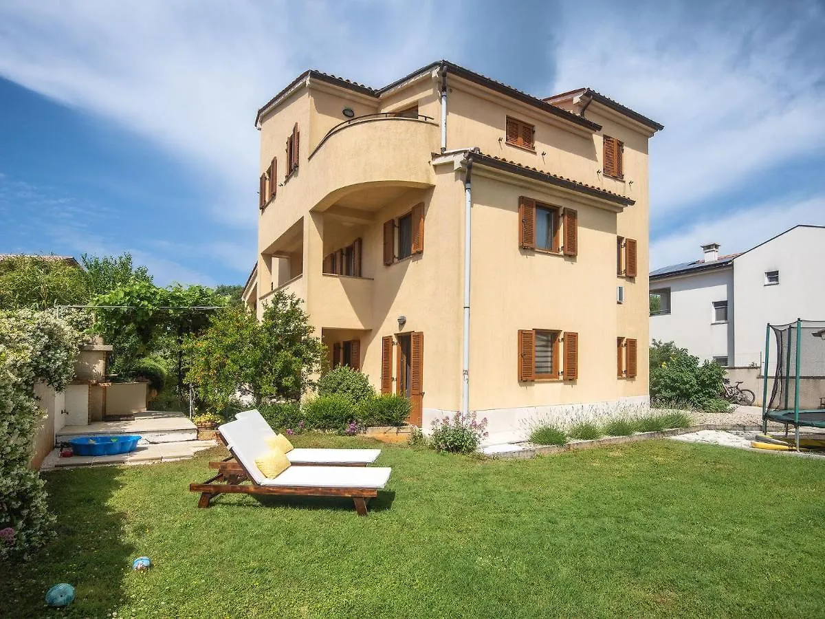 Spacious Home With Private Terrace And Garden Pula