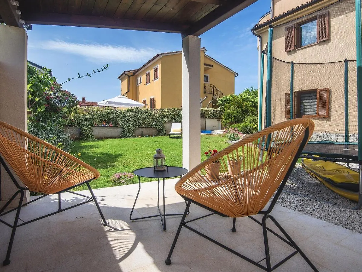 Spacious Home With Private Terrace And Garden Pula Apartment