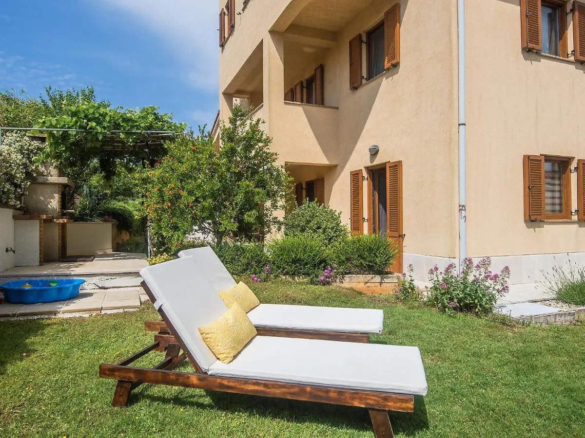 Apartment Spacious Home With Private Terrace And Garden Pula Croatia