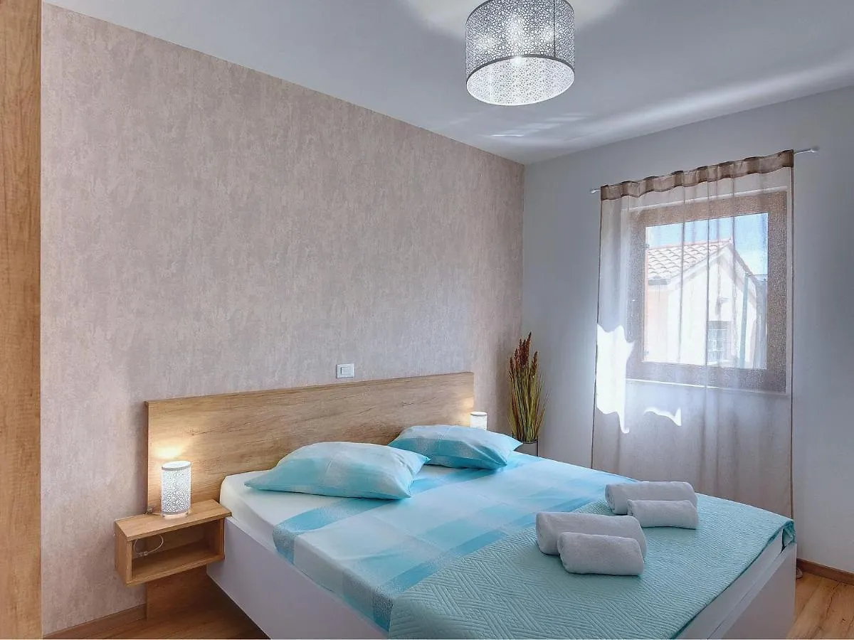 Spacious Home With Private Terrace And Garden Pula 0*,