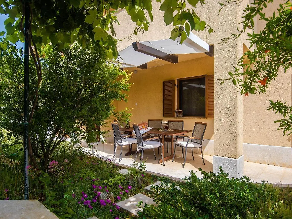 Apartment Spacious Home With Private Terrace And Garden Pula