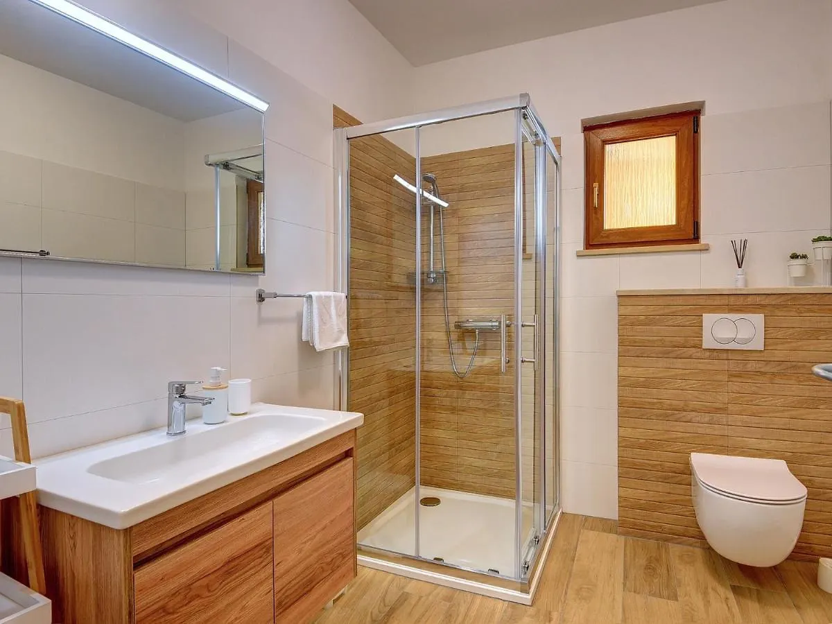 Spacious Home With Private Terrace And Garden Pula Apartment