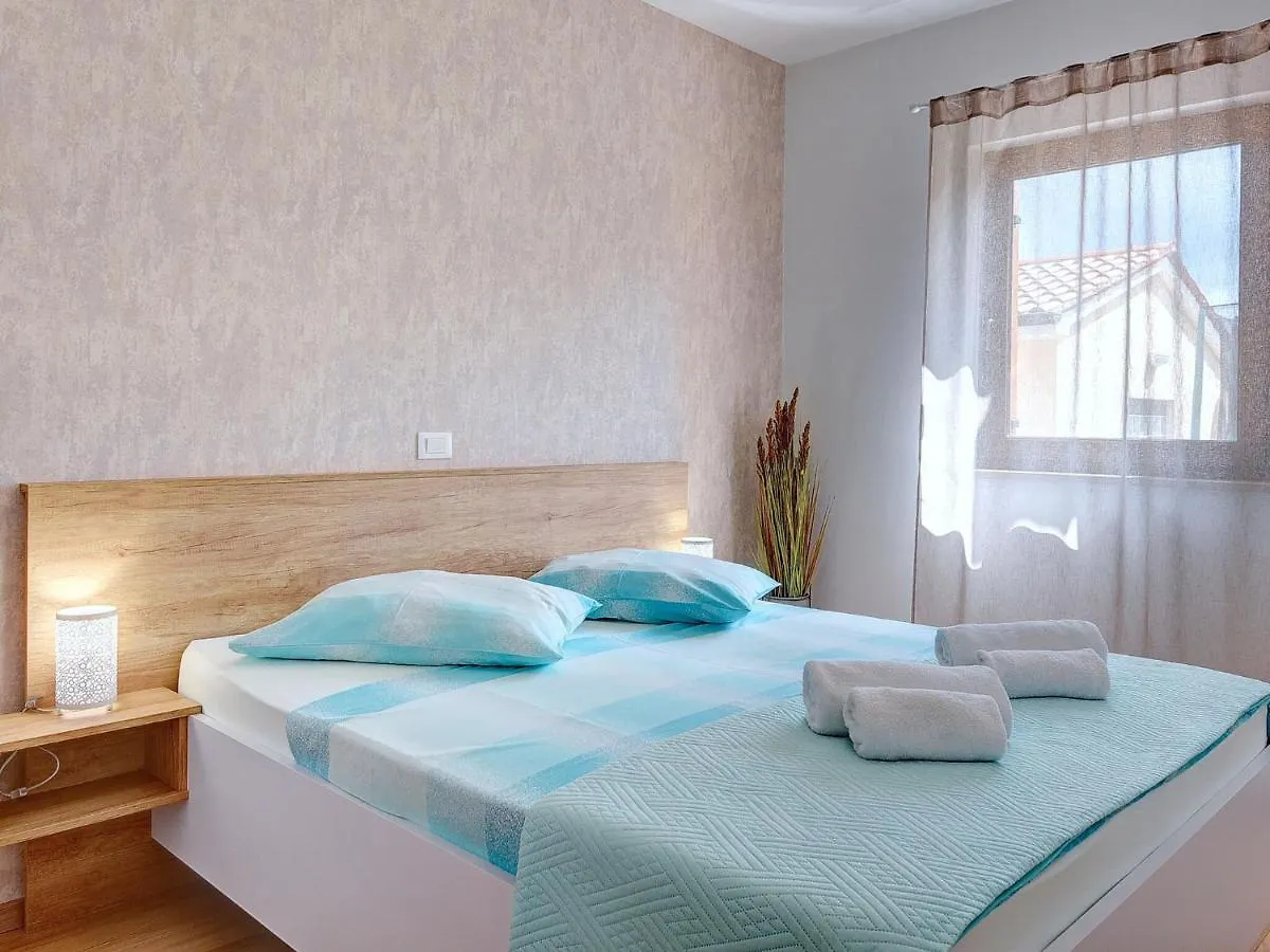 Spacious Home With Private Terrace And Garden Pula Apartment