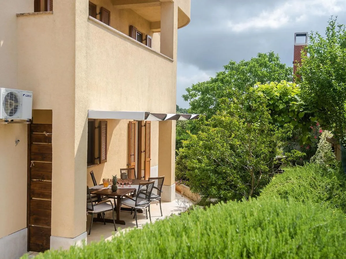 Spacious Home With Private Terrace And Garden Pula Apartment