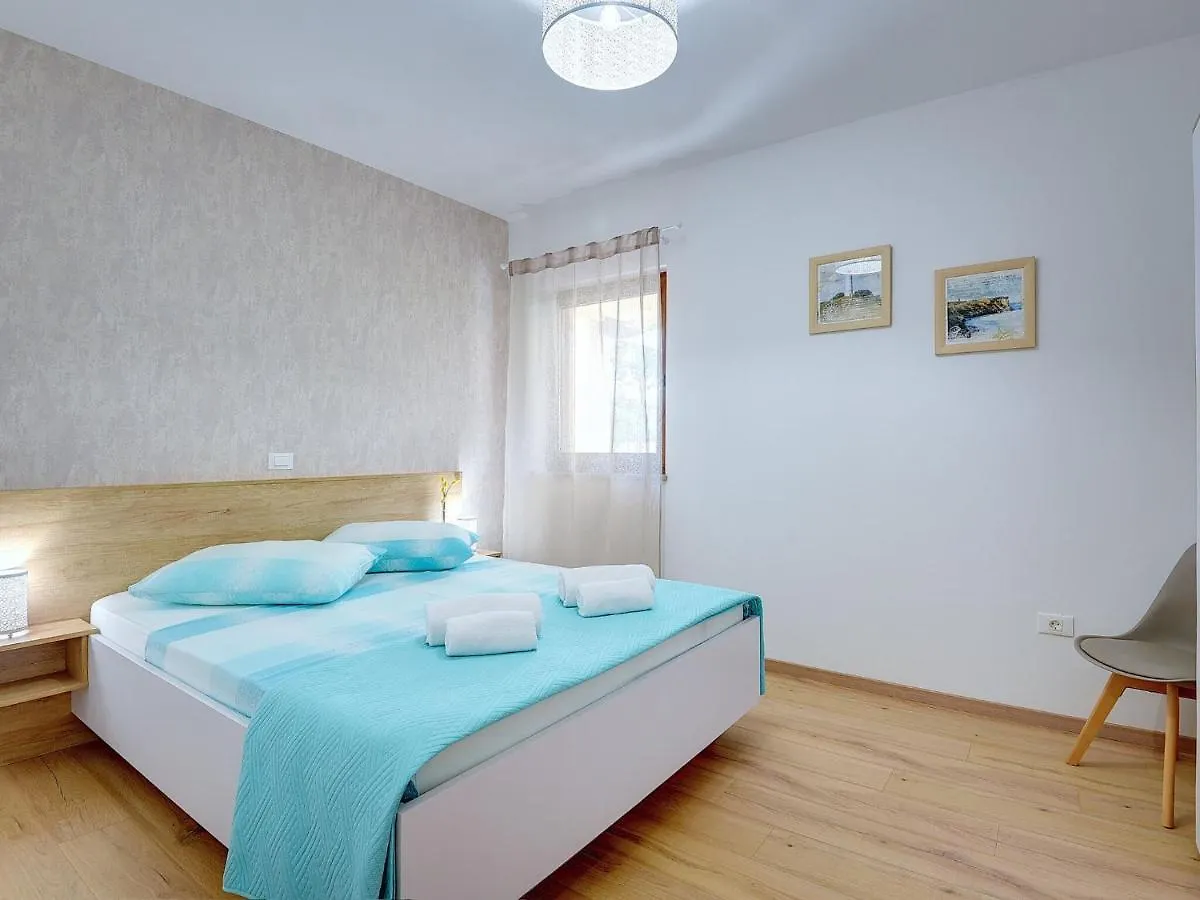 Spacious Home With Private Terrace And Garden Pula