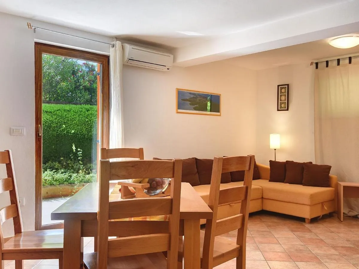 Spacious Home With Private Terrace And Garden Pula